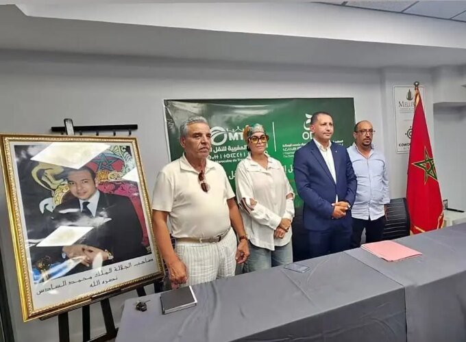 مركبات نقل سياحي مصطفة في المغرب، تعكس التحديات التي يواجهها القطاع
