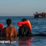 وزيرة الداخلية البريطانية شبانة محمود تتحدث، أو قارب صغير يحمل مهاجرين في البحر.