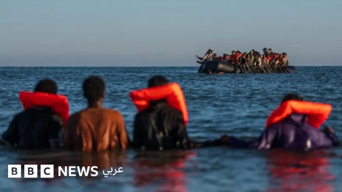 وزيرة الداخلية البريطانية شبانة محمود تتحدث، أو قارب صغير يحمل مهاجرين في البحر.