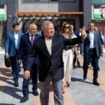 جلالة الملك عبدالله الثاني وجلالة الملكة رانيا خلال زيارتهما لمدرسة عائشة بنت أبي بكر الأساسية المختلطة في العقبة
