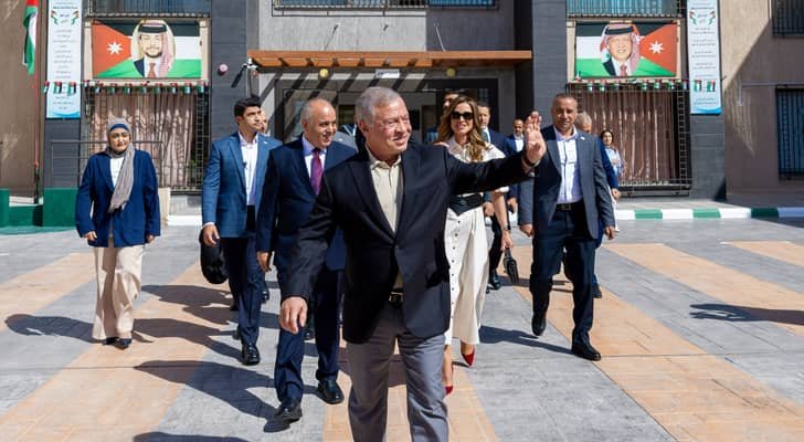 جلالة الملك عبدالله الثاني وجلالة الملكة رانيا خلال زيارتهما لمدرسة عائشة بنت أبي بكر الأساسية المختلطة في العقبة