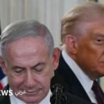 صورة للرئيس الأمريكي السابق دونالد ترامب ورئيس الوزراء الإسرائيلي بنيامين نتنياهو، مع إشارة إلى تأثير الانتخابات على وضعهما السياسي.