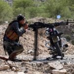 صورة تظهر آثار الدمار والقصف في مدينة تعز اليمنية، مع التركيز على المباني السكنية المتضررة جراء الصراع.