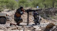 صورة تظهر آثار الدمار والقصف في مدينة تعز اليمنية، مع التركيز على المباني السكنية المتضررة جراء الصراع.