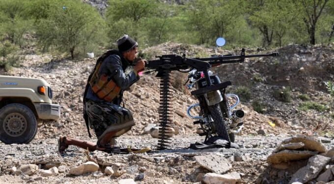 صورة تظهر آثار الدمار والقصف في مدينة تعز اليمنية، مع التركيز على المباني السكنية المتضررة جراء الصراع.