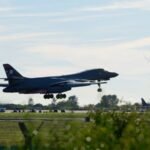 قاذفة أمريكية من طراز B-1 لانسر في قاعدة جوية، ترمز للانسحاب من فيرفورد وسط تصاعد التوترات الأمنية.