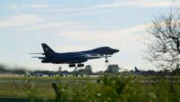 قاذفة أمريكية من طراز B-1 لانسر في قاعدة جوية، ترمز للانسحاب من فيرفورد وسط تصاعد التوترات الأمنية.