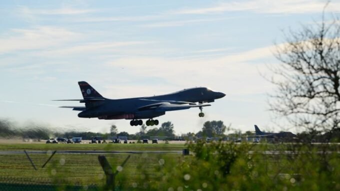 قاذفة أمريكية من طراز B-1 لانسر في قاعدة جوية، ترمز للانسحاب من فيرفورد وسط تصاعد التوترات الأمنية.