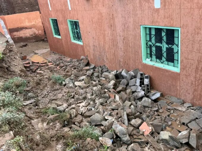 صورة لسور مدرسة رباط أكدز المنهار جزئياً في إقليم زاكورة بعد التساقطات المطرية.