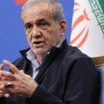 الرئيس الإيراني مسعود بزشكيان يتحدث خلال لقاء رسمي، معبرًا عن موقف بلاده تجاه الولايات المتحدة وجهود تعزيز العلاقات الثنائية.