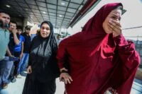 صورة تجمع لقطات رمزية لأحداث عالمية متنوعة: فلاحة، خريطة ليبيا، متظاهرون في فرنسا، وميكروفون إخباري.