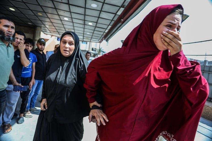 تحليلات معمقة: قضايا إقليمية ودولية تثير الجدل وتختبر المصداقية 3 صورة تجمع لقطات رمزية لأحداث عالمية متنوعة: فلاحة، خريطة ليبيا، متظاهرون في فرنسا، وميكروفون إخباري.