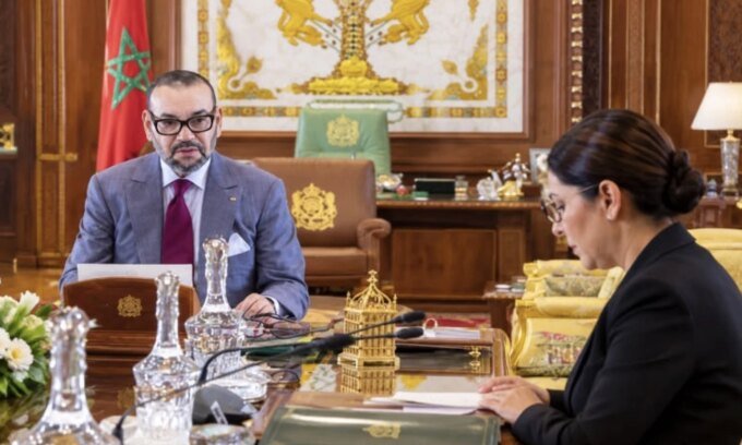 صورة تجمع رئيسة الحكومة المكلفة فاطمة الزهراء المنصوري مع قادة الأحزاب المشاركة في التحالف الحكومي الجديد.