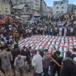 جثامين شهداء غزة يتم تشييعها بعد انتشالها من تحت أنقاض مربع التاج المدمر.