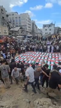 جثامين شهداء غزة يتم تشييعها بعد انتشالها من تحت أنقاض مربع التاج المدمر.