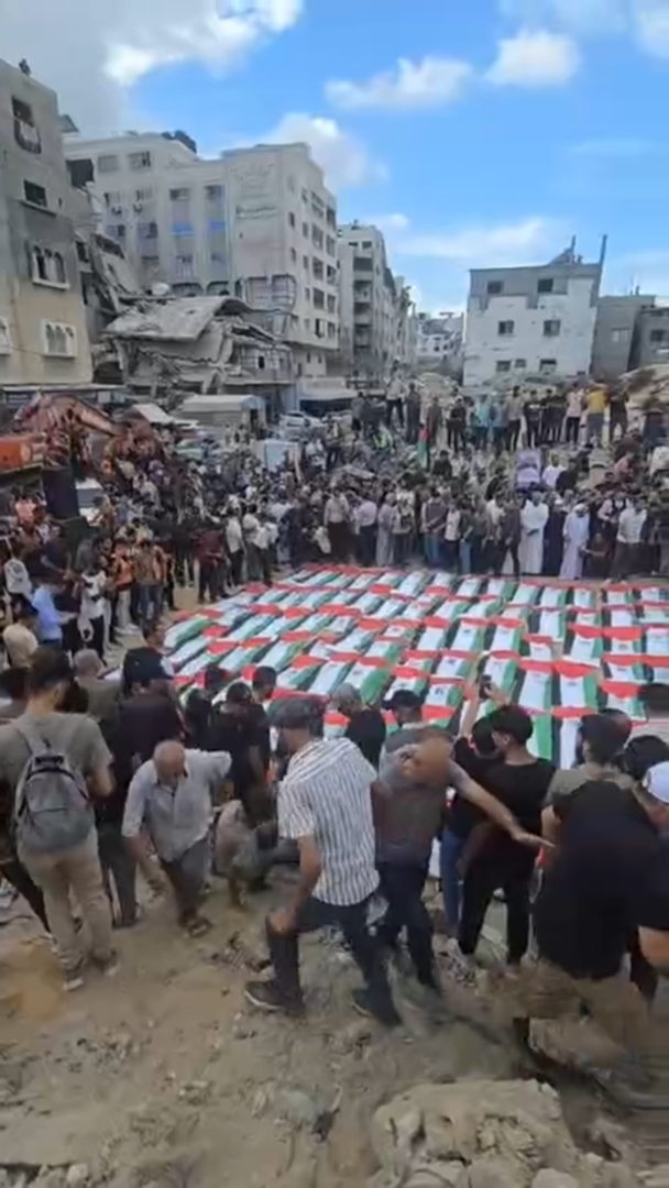 جثامين شهداء غزة يتم تشييعها بعد انتشالها من تحت أنقاض مربع التاج المدمر.