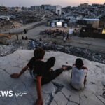 صورة تظهر مشيعين يحملون جثمان علي البزاري في مستشفى رفيديا بنابلس، الضفة الغربية، بعد مقتله في هجوم.