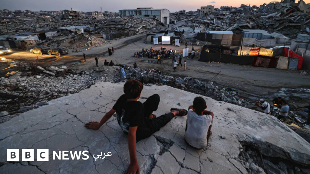 صورة تظهر مشيعين يحملون جثمان علي البزاري في مستشفى رفيديا بنابلس، الضفة الغربية، بعد مقتله في هجوم.