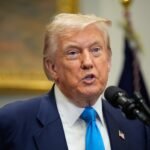 الرئيس الأمريكي السابق دونالد ترامب يتحدث في حشد انتخابي، مع تعليق حول تصريحاته بشأن إيران.