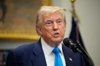الرئيس الأمريكي السابق دونالد ترامب يتحدث في حشد انتخابي، مع تعليق حول تصريحاته بشأن إيران.