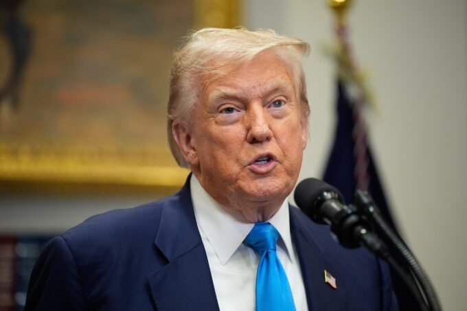 الرئيس الأمريكي السابق دونالد ترامب يتحدث في حشد انتخابي، مع تعليق حول تصريحاته بشأن إيران.
