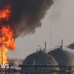 صورة تظهر ألسنة اللهب تتصاعد من منشأة تابعة لشركة أرامكو السعودية جنوب الرياض، في مشهد يعكس التوترات المتصاعدة في المنطقة.