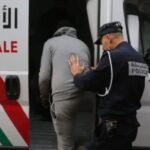 التعاون الأمني الدولي: توقيف فرنسي من أصول جزائرية مطلوب في قضية قتل عمد بطنجة 6 صورة تظهر عناصر الشرطة أو شعار الإنتربول، مع إشارة إلى التعاون الأمني الدولي.