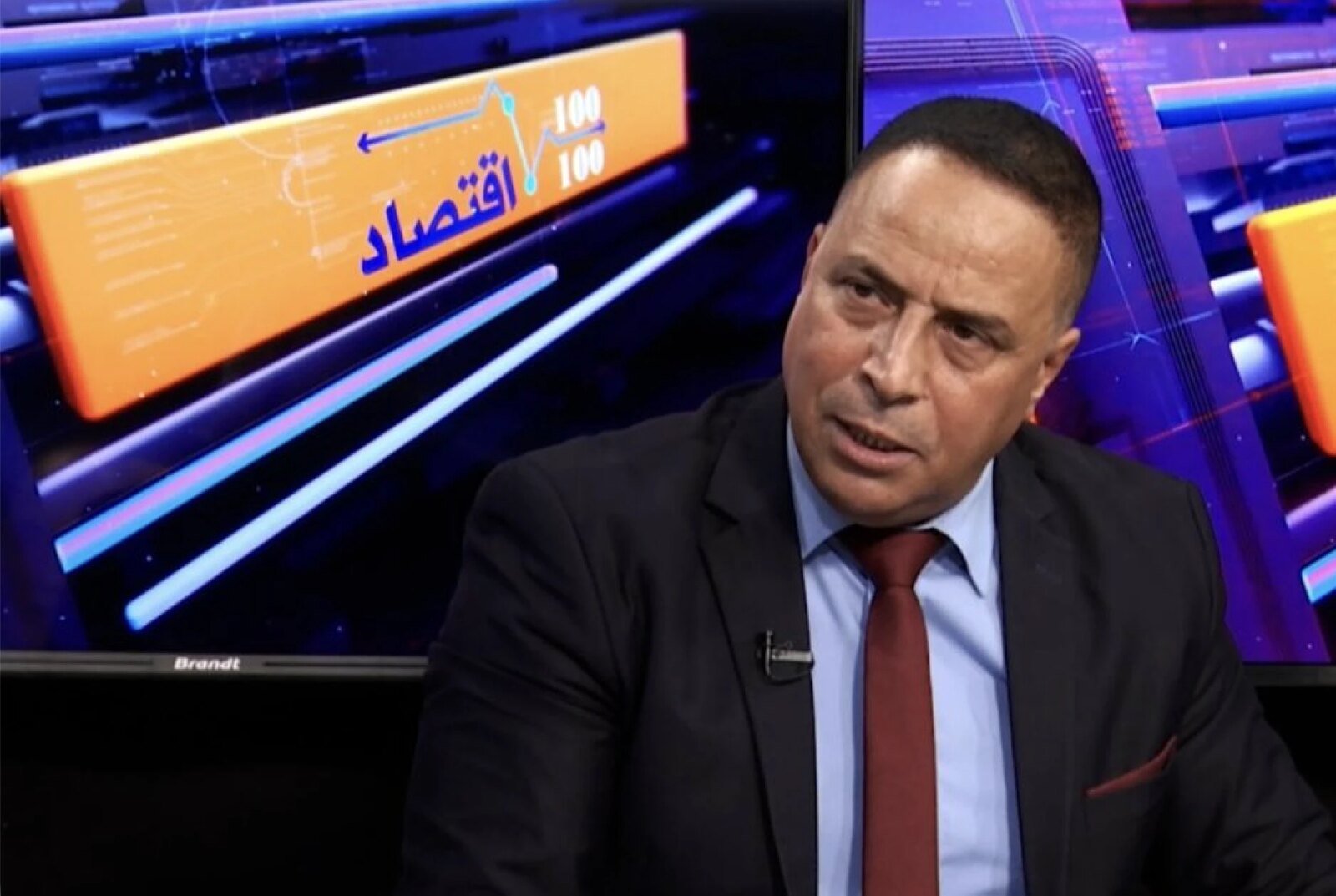 صورة توضيحية لمحكمة جزائرية أو لخبير اقتصادي يتحدث عن مشروع غار جبيلات