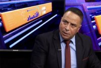 صورة توضيحية لمحكمة جزائرية أو لخبير اقتصادي يتحدث عن مشروع غار جبيلات