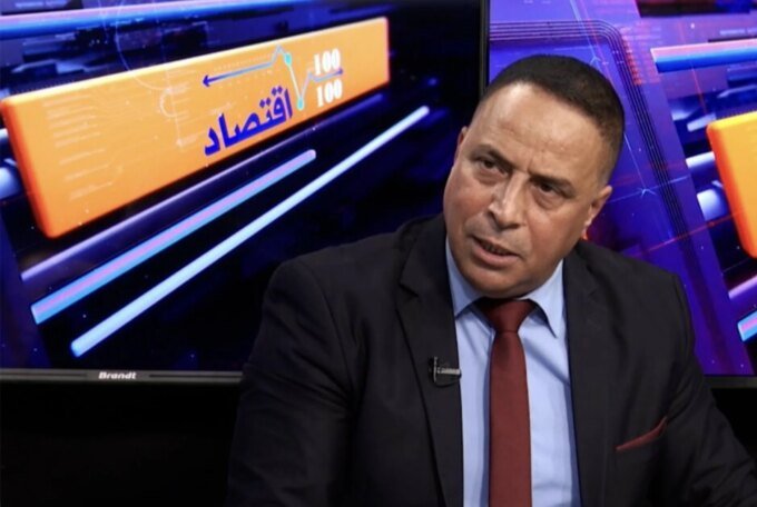 صورة توضيحية لمحكمة جزائرية أو لخبير اقتصادي يتحدث عن مشروع غار جبيلات