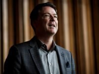 صورة للمدير السابق لمكتب التحقيقات الفيدرالي جيمس كومي، الذي يواجه اتهامات جديدة من إدارة ترامب.