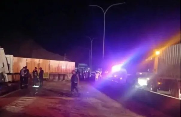 حادث تصادم يعرقل حركة السير في العقبة: تفاصيل اصطدام شاحنتين عراقيتين 9 صورة لحادث تصادم شاحنتين عراقيتين على طريق العقبة