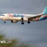 طائرة فلاي دبي تستعد للهبوط في مطار بن غوريون، رمزًا للرحلات الجوية بين دبي وتل أبيب.