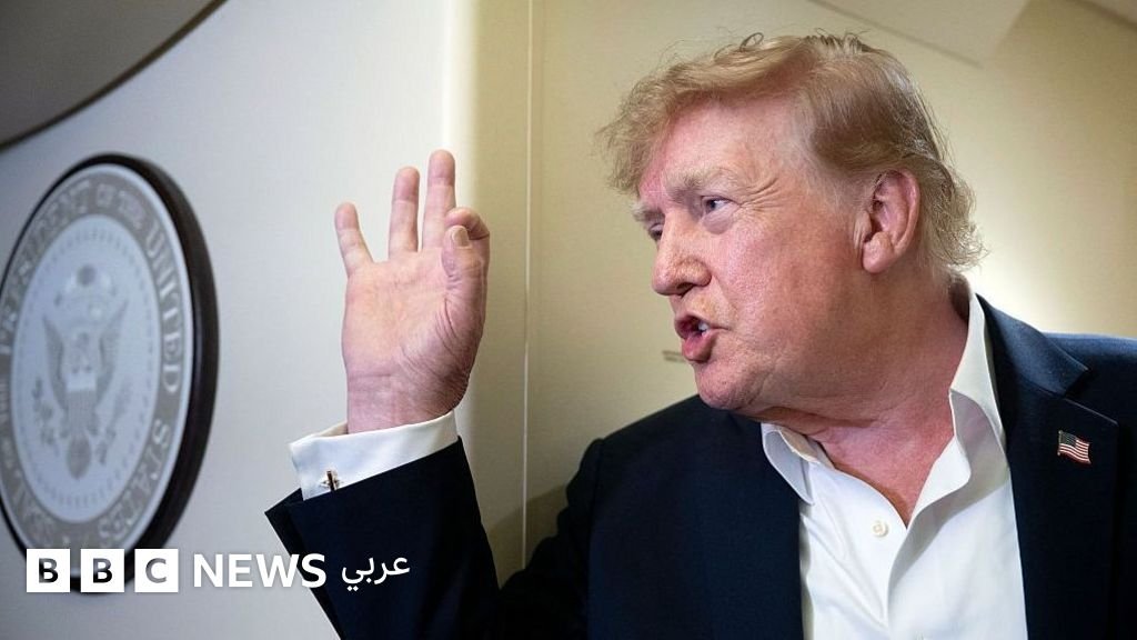 صورة للرئيس الأمريكي دونالد ترامب يتحدث في مؤتمر صحفي مع خلفية علم الولايات المتحدة