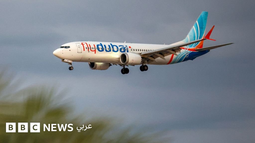طائرة فلاي دبي تستعد للهبوط في مطار بن غوريون، رمزًا للرحلات الجوية بين دبي وتل أبيب.