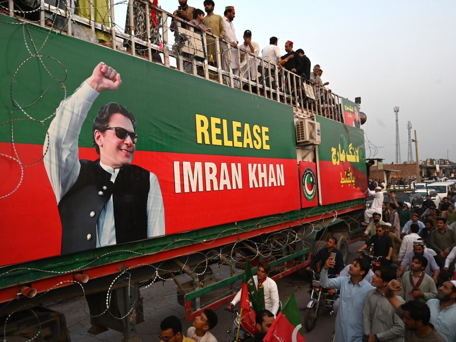 أنصار حزب حركة الإنصاف بزعامة عمران خان يشاركون في مسيرة بمنطقة خيبر بإقليم خيبر بختونخوا الباكستاني في 7 أكتوبر 2026.