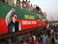 أنصار حزب حركة الإنصاف بزعامة عمران خان يشاركون في مسيرة بمنطقة خيبر بإقليم خيبر بختونخوا الباكستاني في 7 أكتوبر 2026.