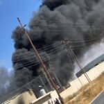 الدفاع المدني يسيطر على حريق ضخم بمصنع إسفنج في المفرق دون إصابات 6 صورة تظهر جهود فرق الدفاع المدني وهي تخمد حريقاً في مصنع إسفنج بمنطقة سهل الدبة في المفرق.