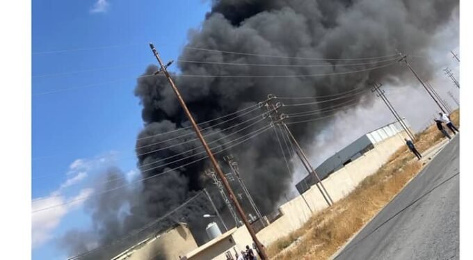 صورة تظهر جهود فرق الدفاع المدني وهي تخمد حريقاً في مصنع إسفنج بمنطقة سهل الدبة في المفرق.