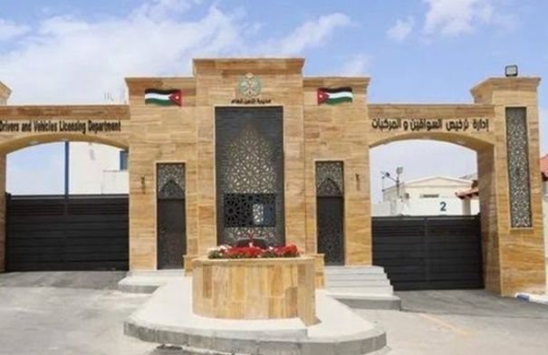 إدارة ترخيص السائقين والمركبات تطلق خدماتها المتنقلة والمسائية في الزرقاء والرصيفة ضمن مبادرة "بنوصلك" 9 عربة الترخيص المتنقلة التابعة لإدارة ترخيص السائقين والمركبات تقدم خدماتها للمواطنين في محافظة الزرقاء