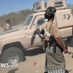 صورة تجمع الرئيس المصري عبد الفتاح السيسي مع مسؤولين سعوديين، ترمز للتعاون العسكري والدبلوماسي بين البلدين في سياق الأزمة الإقليمية.