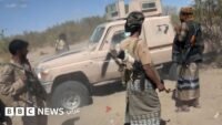 صورة تجمع الرئيس المصري عبد الفتاح السيسي مع مسؤولين سعوديين، ترمز للتعاون العسكري والدبلوماسي بين البلدين في سياق الأزمة الإقليمية.