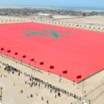 صورة لمقر الأمم المتحدة في نيويورك مع أعلام الدول الأعضاء، ترمز للاجتماعات الدبلوماسية الدولية.
