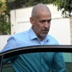 صورة لرئيس الوزراء الإسرائيلي بنيامين نتنياهو يتحدث في تجمع انتخابي، مع خلفية لجمهور من المؤيدين.