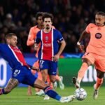 احتفال لاعبي باريس سان جيرمان بعد تسجيل هدف في مرمى برشلونة بدوري أبطال أوروبا.