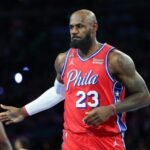 صورة تجمع لقطات من مباراتي فيلادلفيا 76ers ضد نيويورك نيكس وجولدن ستيت واريورز ضد لوس أنجلوس ليكرز في دوري NBA.