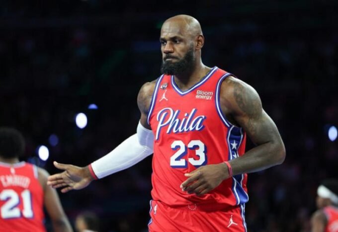 صورة تجمع لقطات من مباراتي فيلادلفيا 76ers ضد نيويورك نيكس وجولدن ستيت واريورز ضد لوس أنجلوس ليكرز في دوري NBA.