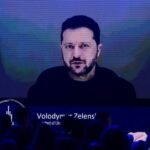 الرئيس الأوكراني فولوديمير زيلينسكي يتحدث خلال مؤتمر أمني في وارسو.