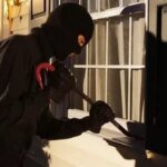 صورة تظهر باب شقة تعرضت لسرقة ببرشيد، مع التركيز على الأقفال المكسورة بطريقة غير تقليدية.