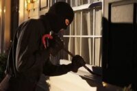 صورة تظهر باب شقة تعرضت لسرقة ببرشيد، مع التركيز على الأقفال المكسورة بطريقة غير تقليدية.